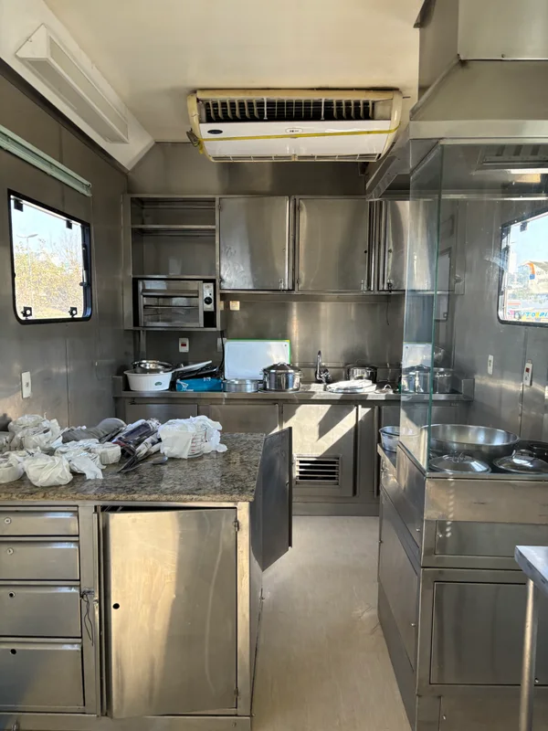 Carreta equipada com utensílios de cozinha para receber as aulas práticas