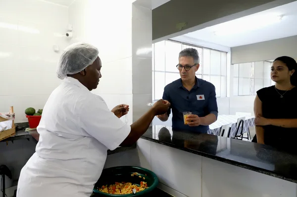 Governador vistoria obras de escola em Juiz de Fora que recebeu novo refeitório, laboratório de informática e quadra coberta