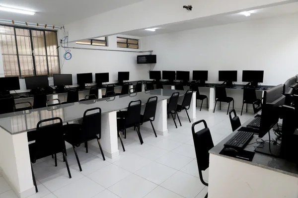Governador vistoria obras de escola em Juiz de Fora que recebeu novo refeitório, laboratório de informática e quadra coberta