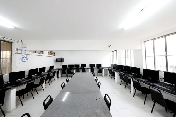 Governador vistoria obras de escola em Juiz de Fora que recebeu novo refeitório, laboratório de informática e quadra coberta