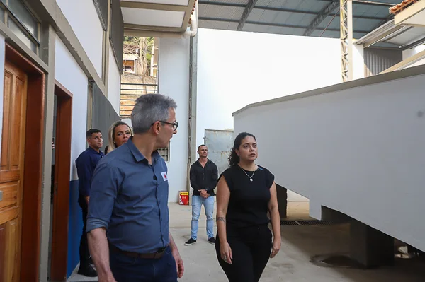 Governador vistoria obras de escola em Juiz de Fora que recebeu novo refeitório, laboratório de informática e quadra coberta