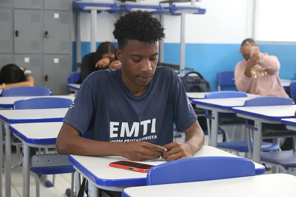 Governador vistoria obras de escola em Juiz de Fora que recebeu novo refeitório, laboratório de informática e quadra coberta