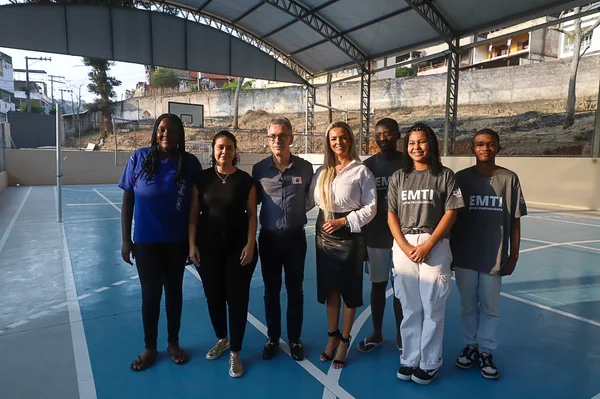 Governador vistoria obras de escola em Juiz de Fora que recebeu novo refeitório, laboratório de informática e quadra coberta
