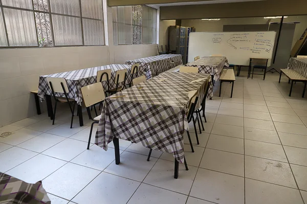 Governador vistoria obras de escola em Juiz de Fora que recebeu novo refeitório, laboratório de informática e quadra coberta