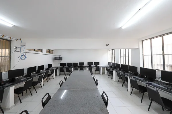 Governador vistoria obras de escola em Juiz de Fora que recebeu novo refeitório, laboratório de informática e quadra coberta