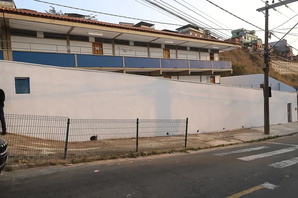 Governador vistoria obras de escola em Juiz de Fora que recebeu novo refeitório, laboratório de informática e quadra coberta