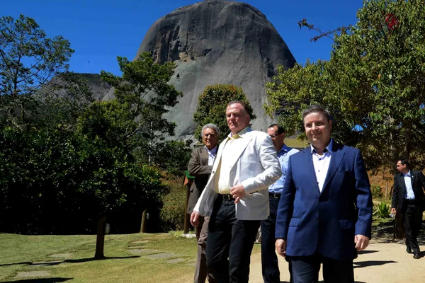 Antonio Anastasia e Renato Casagrande caminham para evento de assinatura de termo de cooperação