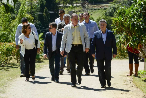 Antonio Anastasia e Renato Casagrande caminham para evento de assinatura de termo de cooperação