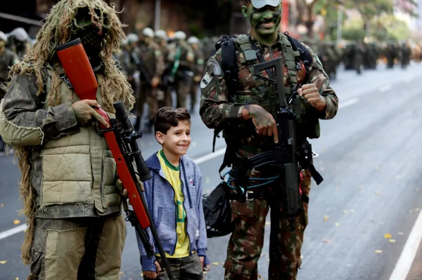 Governador acompanha desfile cívico-militar de 7 de setembro da capital mineira