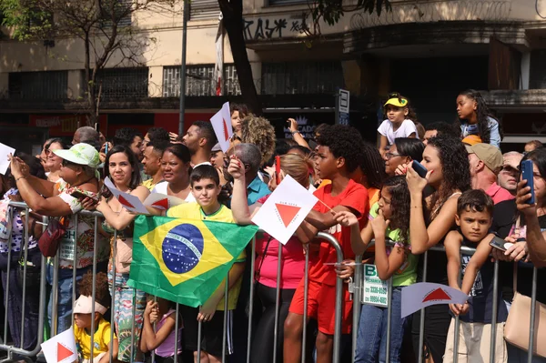Governador acompanha desfile cívico-militar de 7 de setembro da capital mineira