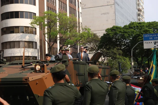 Governador acompanha desfile cívico-militar de 7 de setembro da capital mineira