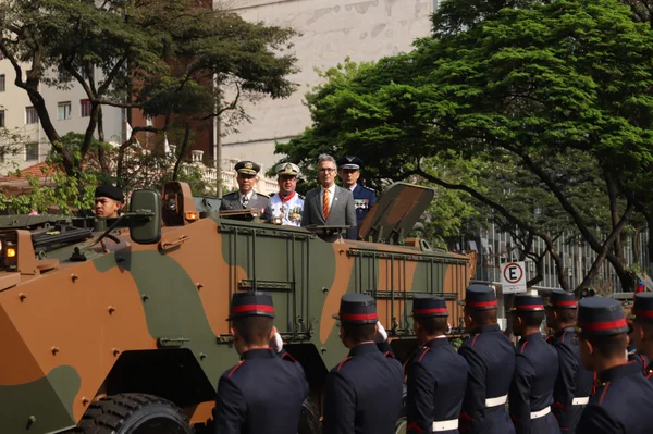 Governador acompanha desfile cívico-militar de 7 de setembro da capital mineira