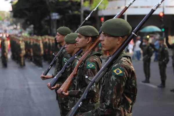 Governador acompanha desfile cívico-militar de 7 de setembro da capital mineira