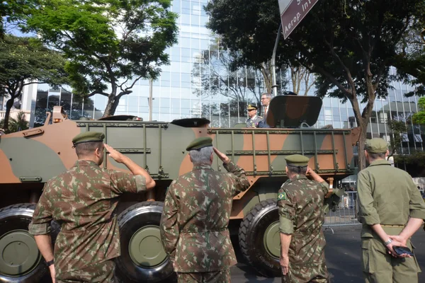 Governador acompanha desfile cívico-militar de 7 de setembro da capital mineira