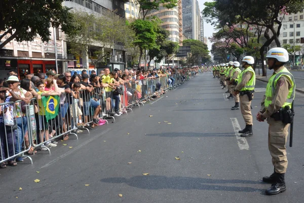 Governador acompanha desfile cívico-militar de 7 de setembro da capital mineira