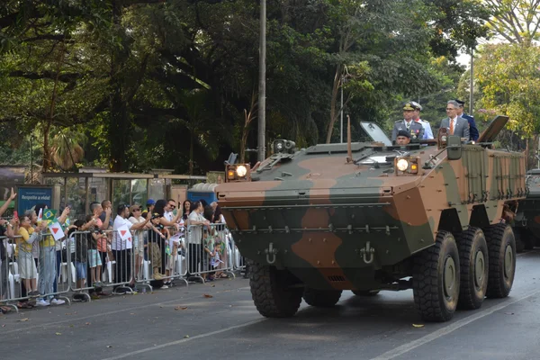 Governador acompanha desfile cívico-militar de 7 de setembro da capital mineira