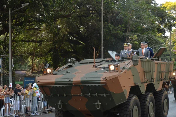 Governador acompanha desfile cívico-militar de 7 de setembro da capital mineira