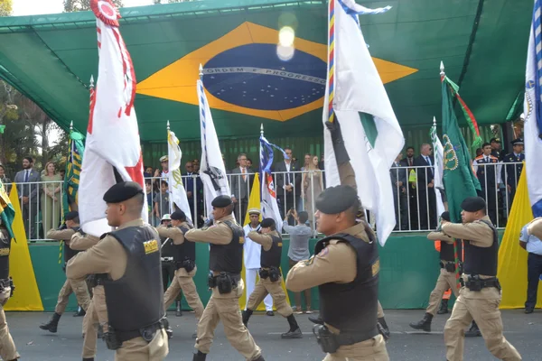Governador acompanha desfile cívico-militar de 7 de setembro da capital mineira