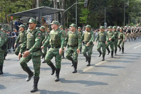 Governador acompanha desfile cívico-militar de 7 de setembro da capital mineira