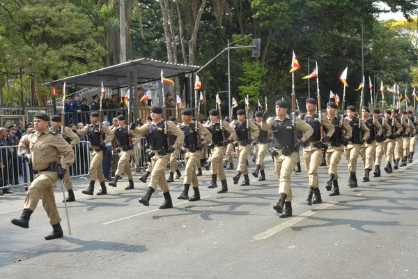 Governador acompanha desfile cívico-militar de 7 de setembro da capital mineira