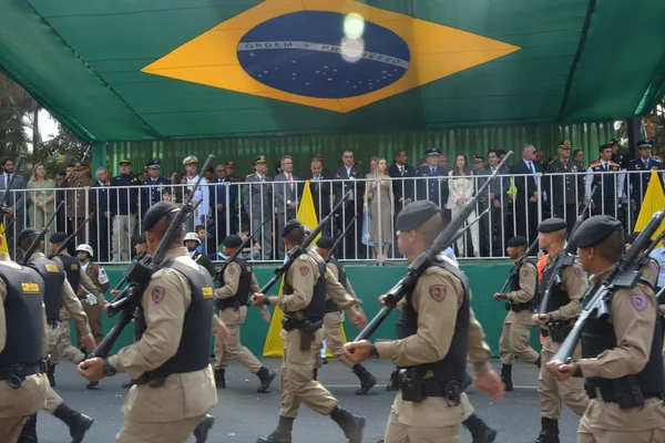 Governador acompanha desfile cívico-militar de 7 de setembro da capital mineira