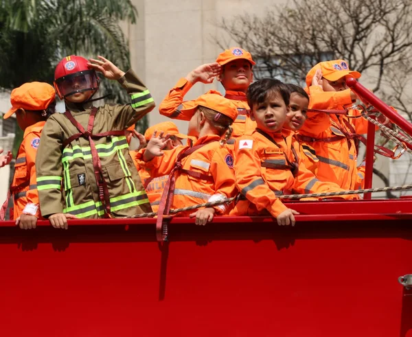 Governador acompanha desfile cívico-militar de 7 de setembro da capital mineira