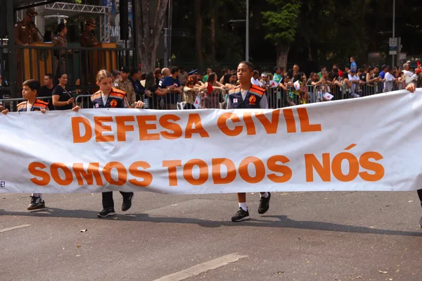 Governador acompanha desfile cívico-militar de 7 de setembro da capital mineira