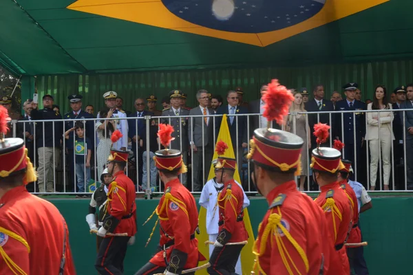 Governador acompanha desfile cívico-militar de 7 de setembro da capital mineira