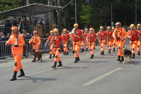 Governador acompanha desfile cívico-militar de 7 de setembro da capital mineira