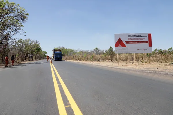 Governo de Minas vistoria MGC-496, maior obra rodoviária em execução no estado