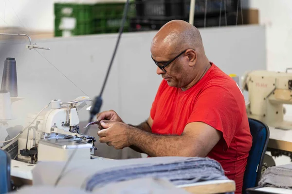 Galpão de trabalho da Nelson Hungria funciona semelhante ao de grandes indústrias