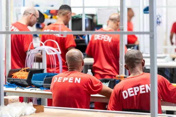 Galpão de trabalho da Nelson Hungria funciona semelhante ao de grandes indústrias