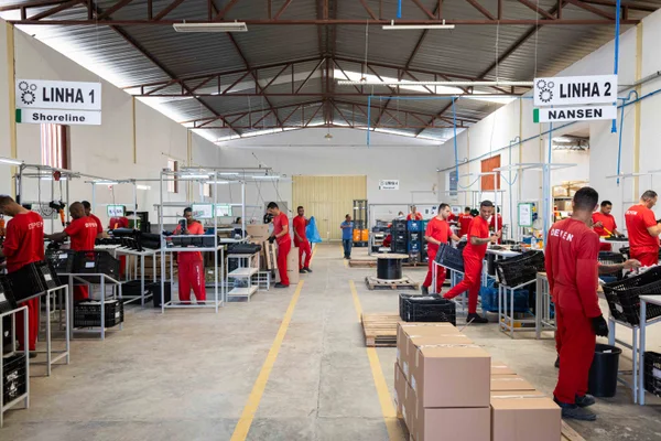 Galpão de trabalho da Nelson Hungria funciona semelhante ao de grandes indústrias