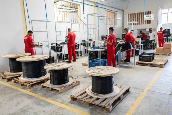 Galpão de trabalho da Nelson Hungria funciona semelhante ao de grandes indústrias
