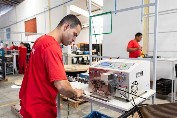Galpão de trabalho da Nelson Hungria funciona semelhante ao de grandes indústrias