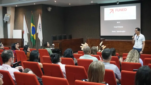 Minas capacita laboratórios públicos sobre novas normas de rotulagem de produtos