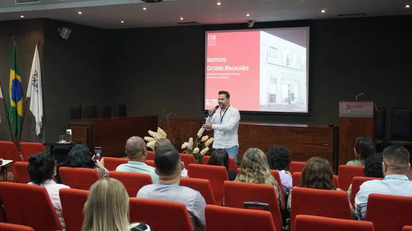 Minas capacita laboratórios públicos sobre novas normas de rotulagem de produtos