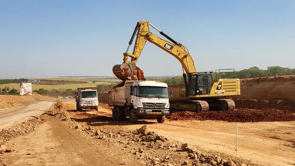 Governo de Minas vistoria obra em trecho da MG-060, entre Papagaios e Pompéu, que entra na reta final