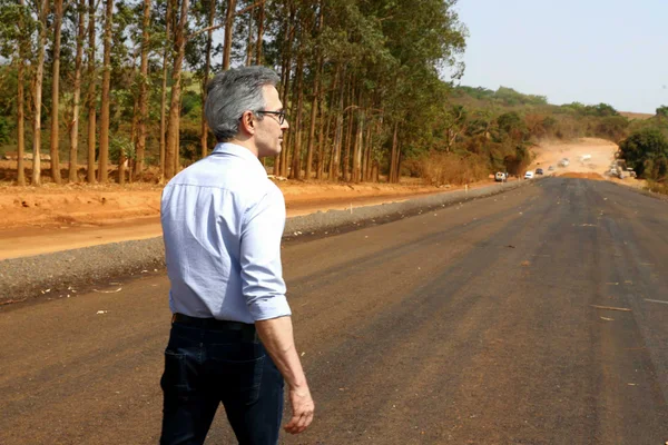 Governo de Minas vistoria obra em trecho da MG-060, entre Papagaios e Pompéu, que entra na reta final