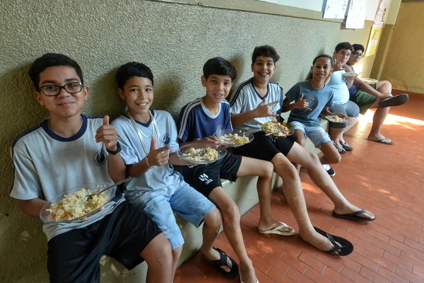 Governador vistoria escola beneficiada pelo Mãos à Obra, em Piumhi