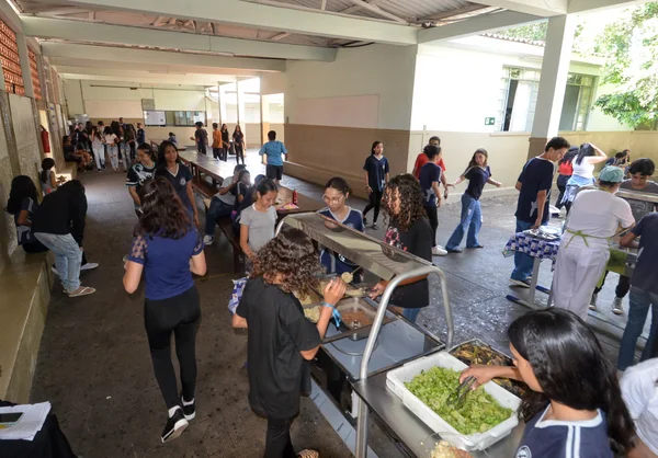 Governador vistoria escola beneficiada pelo Mãos à Obra, em Piumhi