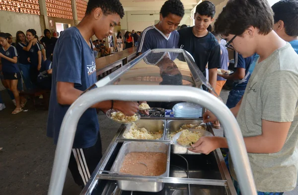 Governador vistoria escola beneficiada pelo Mãos à Obra, em Piumhi