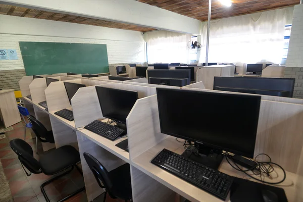Governador vistoria escola beneficiada pelo Mãos à Obra, em Piumhi