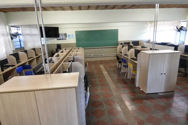 Governador vistoria escola beneficiada pelo Mãos à Obra, em Piumhi