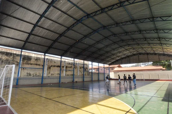 Governador vistoria escola beneficiada pelo Mãos à Obra, em Piumhi