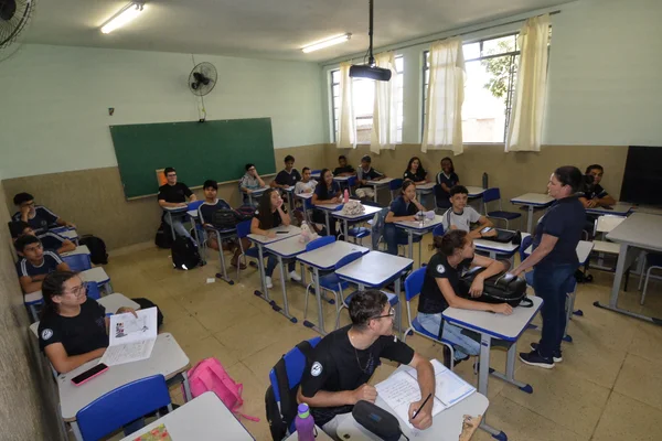 Governador vistoria escola beneficiada pelo Mãos à Obra, em Piumhi