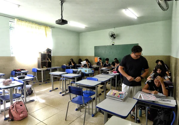 Governador vistoria escola beneficiada pelo Mãos à Obra, em Piumhi