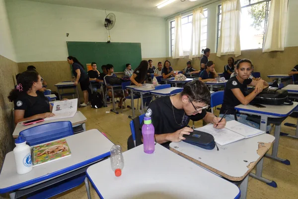 Governador vistoria escola beneficiada pelo Mãos à Obra, em Piumhi