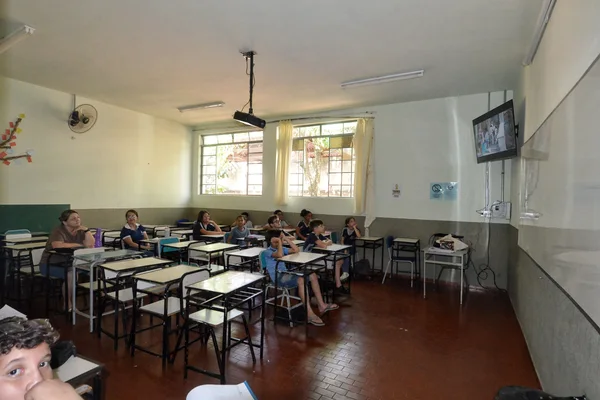 Governador vistoria escola beneficiada pelo Mãos à Obra, em Piumhi