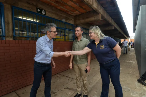Governador vistoria escola beneficiada pelo Mãos à Obra, em Piumhi